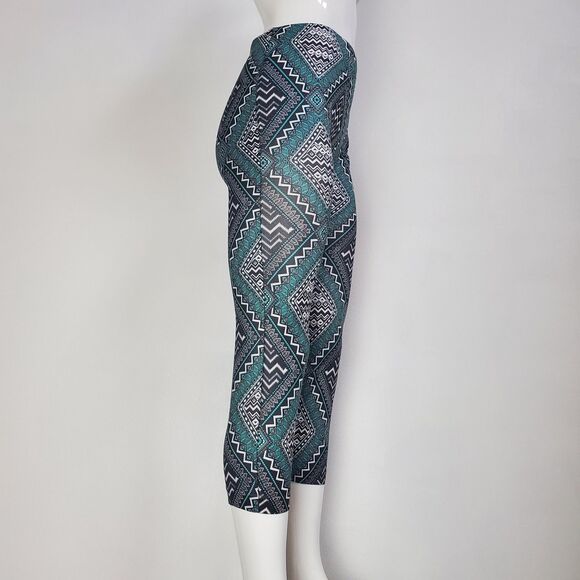 NEW No Boundaries Plus Size Green Geometric Capri Leggings - Picture 2 of 8